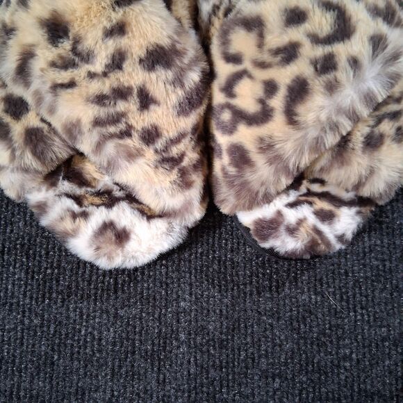 VOLCOM Lived In Lounge Leopard Cheetah Fur Slippers slide on shoes sz 8 - Picture 5 of 6